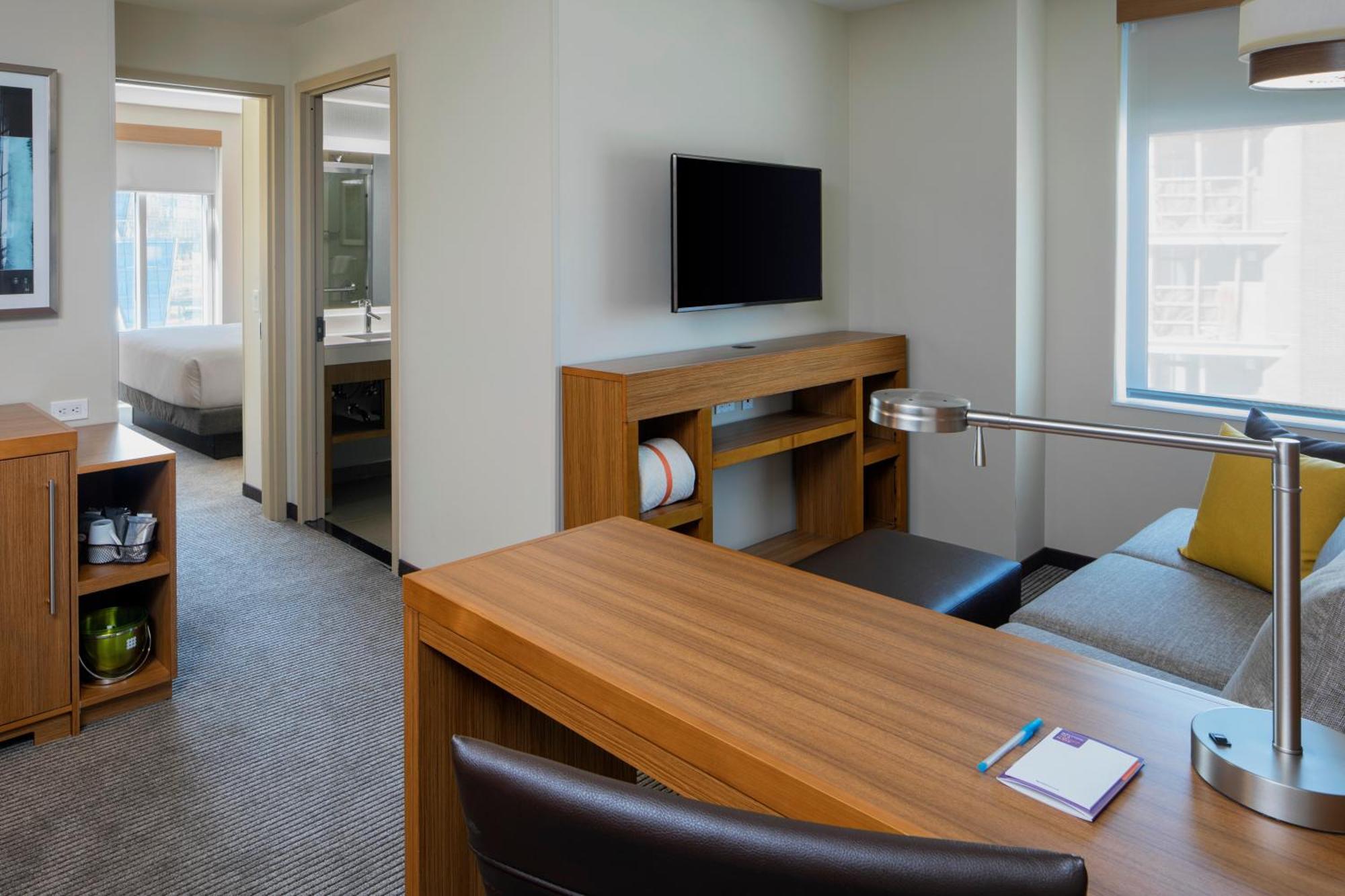 Suite con cama extragrande y sofá cama
