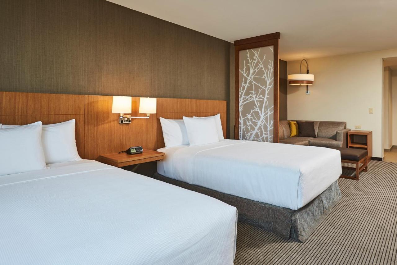 Queen Room with Two Queen Beds and Sofa Bed - High Floor,1015165219:JPEG