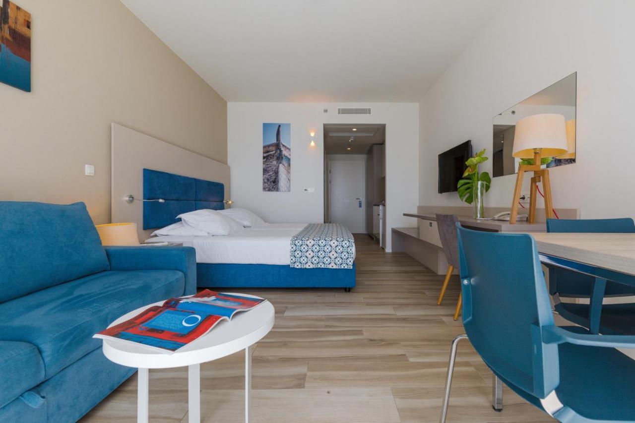 Studio Apartment with Sea View,1458735277:JPEG
