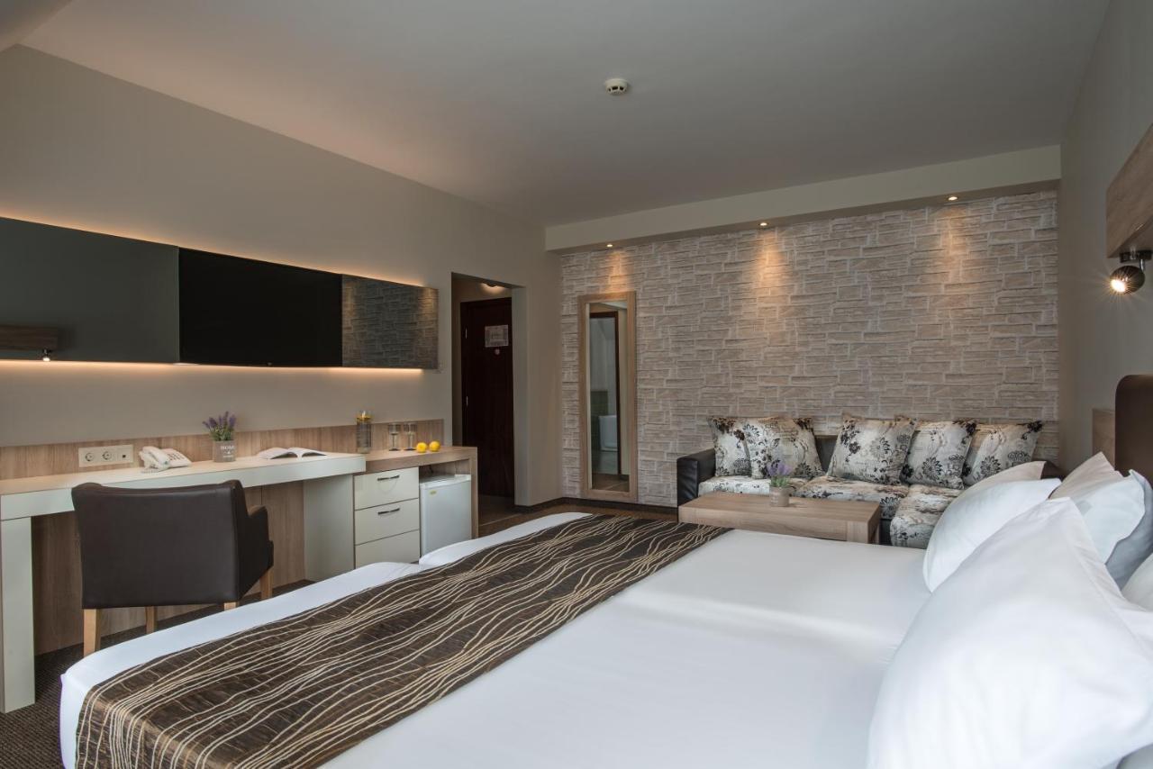 Deluxe Double Room Bath,1135413589:JPEG