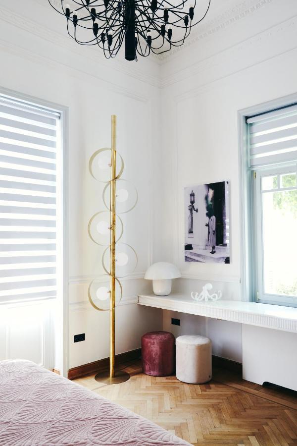 "Dionyssos" Suite balcony standing bath tub
