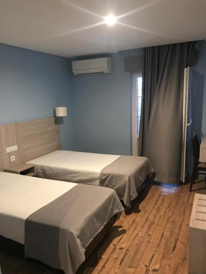 Quarto com 2 Camas de Solteiro