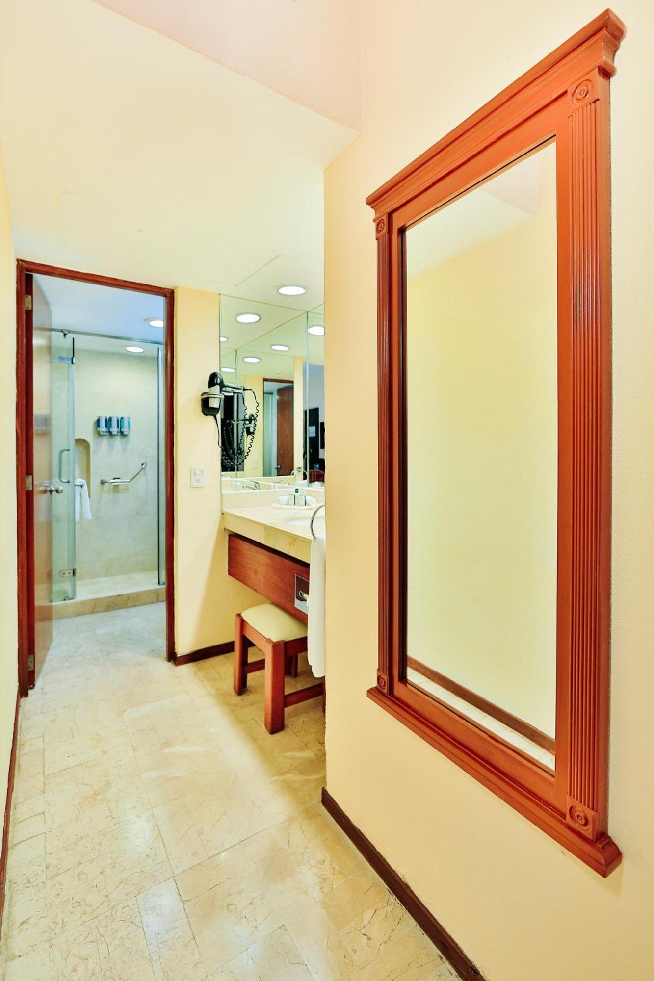 Quarto Familiar (2 Adultos + 2 Crianças) - Frente Mar - Piso Premium