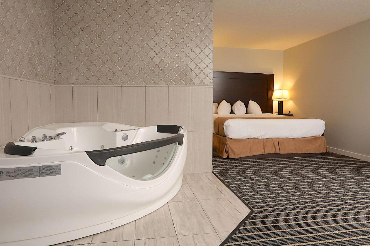King Suite with Hot Tub - Non-Smoking
