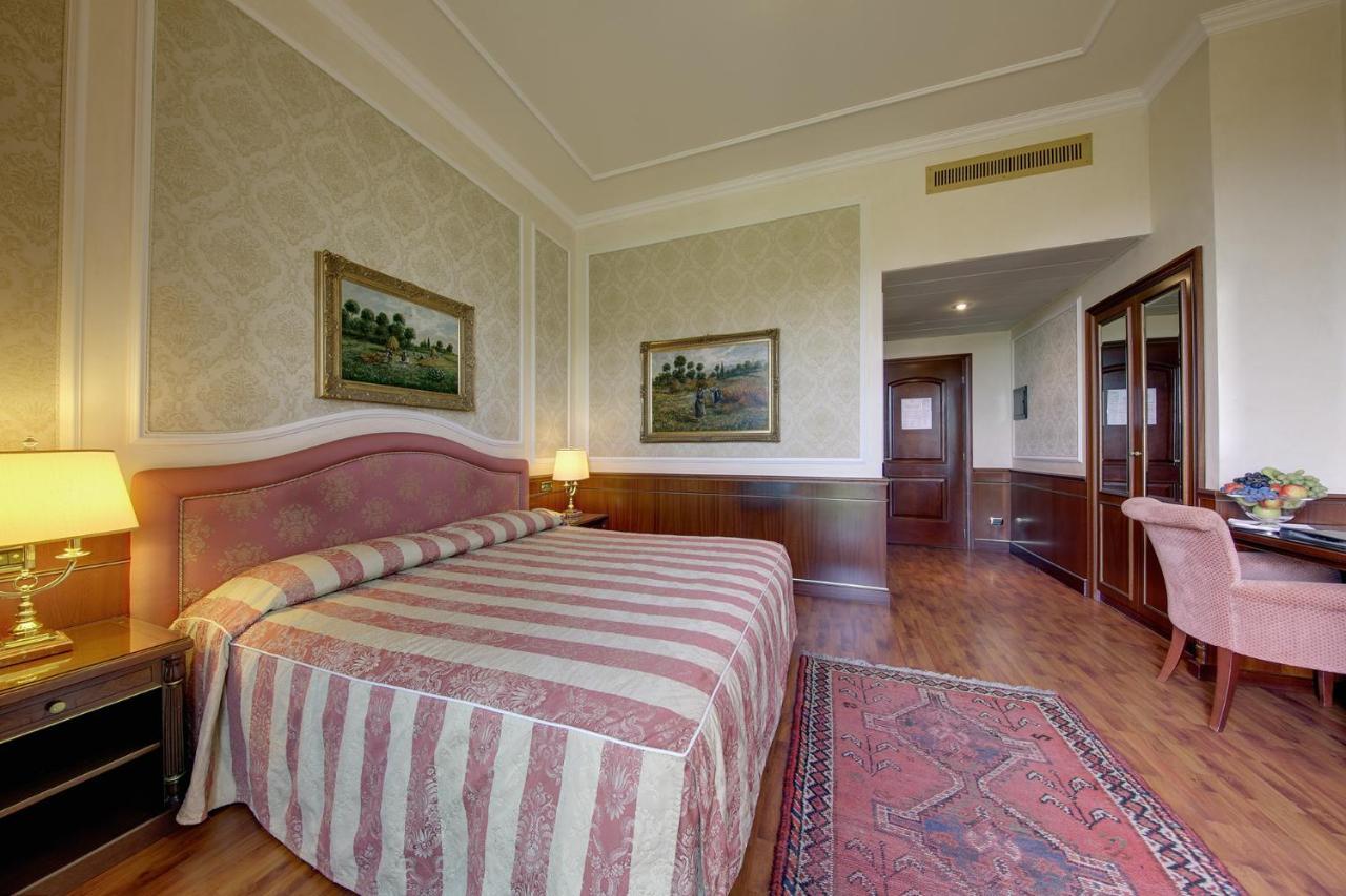 Classic Double or Twin Room lake or side pool view