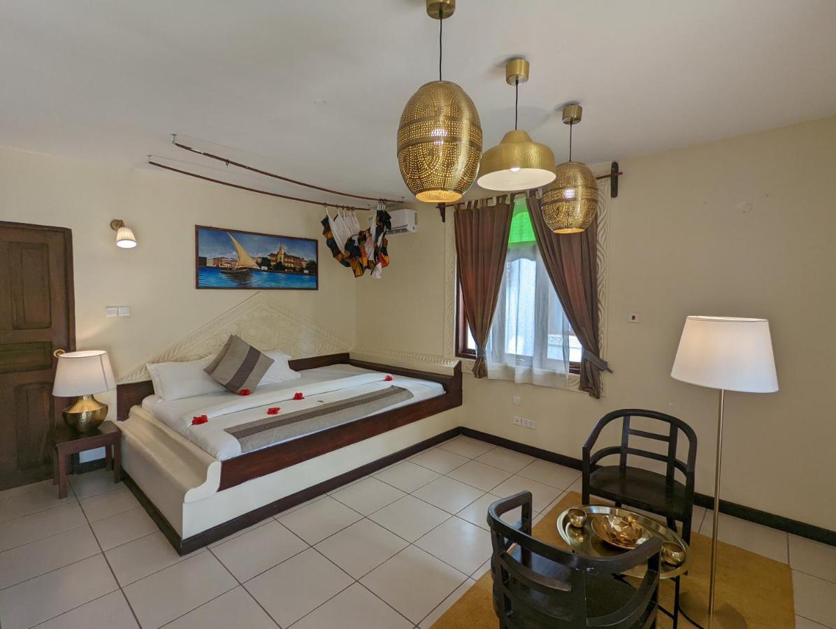 Superior kamer met kingsize bed en een balkon met uitzicht op zee