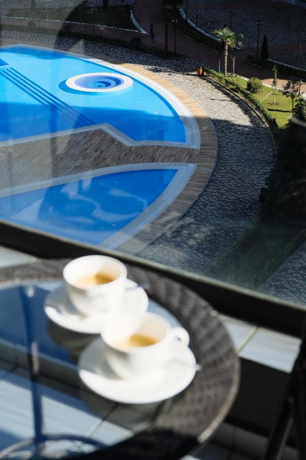 Quarto Superior com 2 Camas de Solteiro e Vista da Piscina