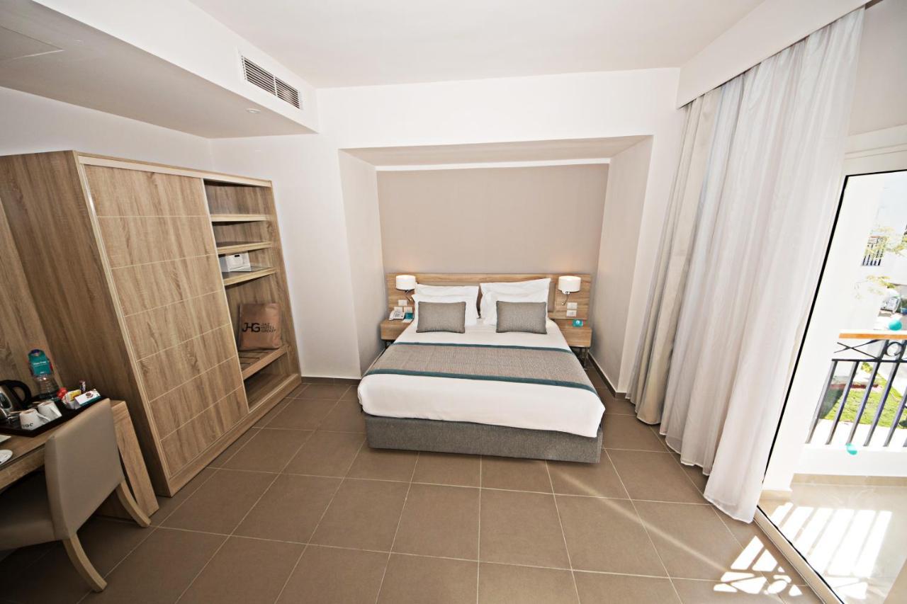 Standard, Queen Bed, Garden View