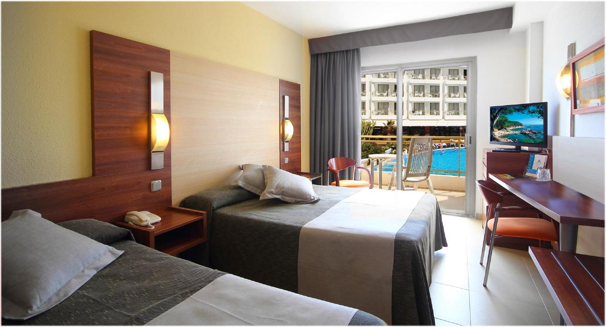 Quarto Triplo Premium (2 Adultos + 1 Criança)