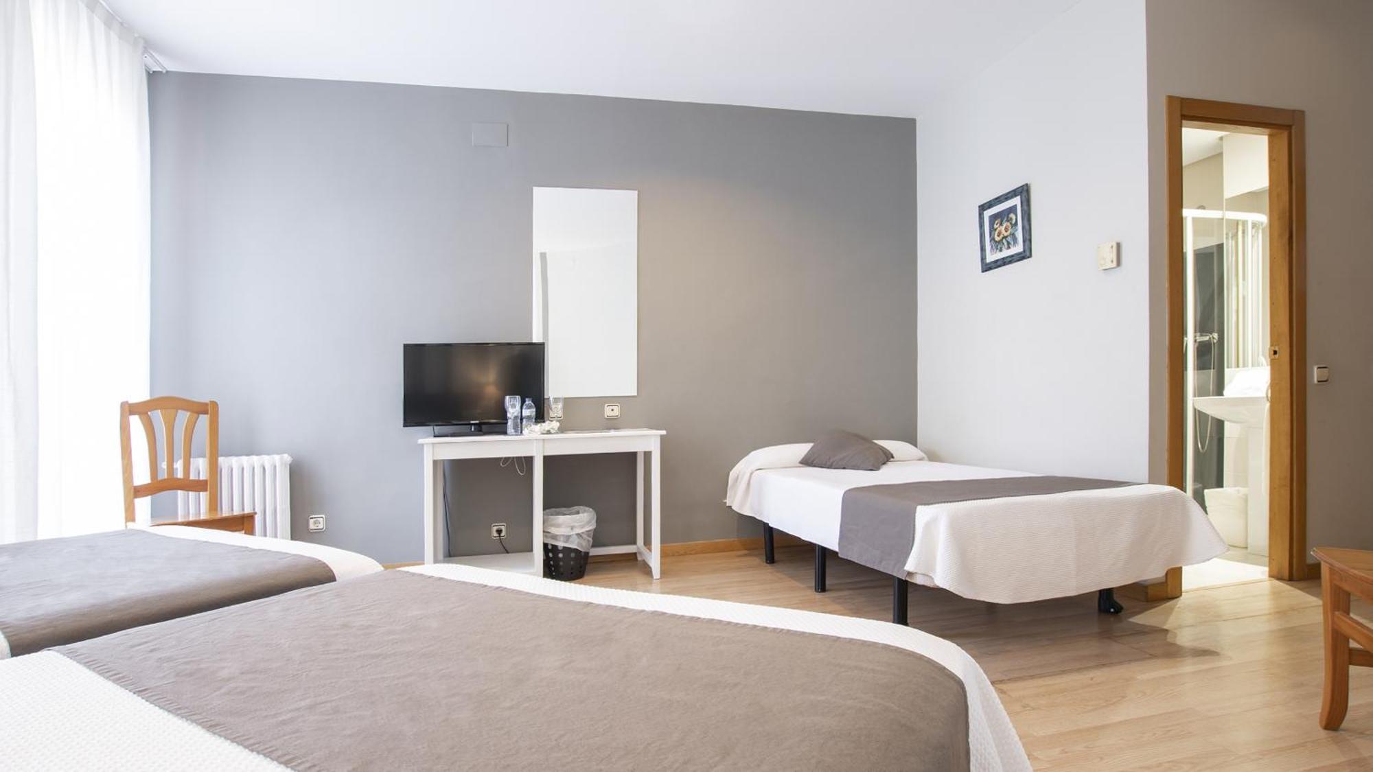 Twin Room with Extra Bed (2 Adults + 1 Child),700095520:JPEG