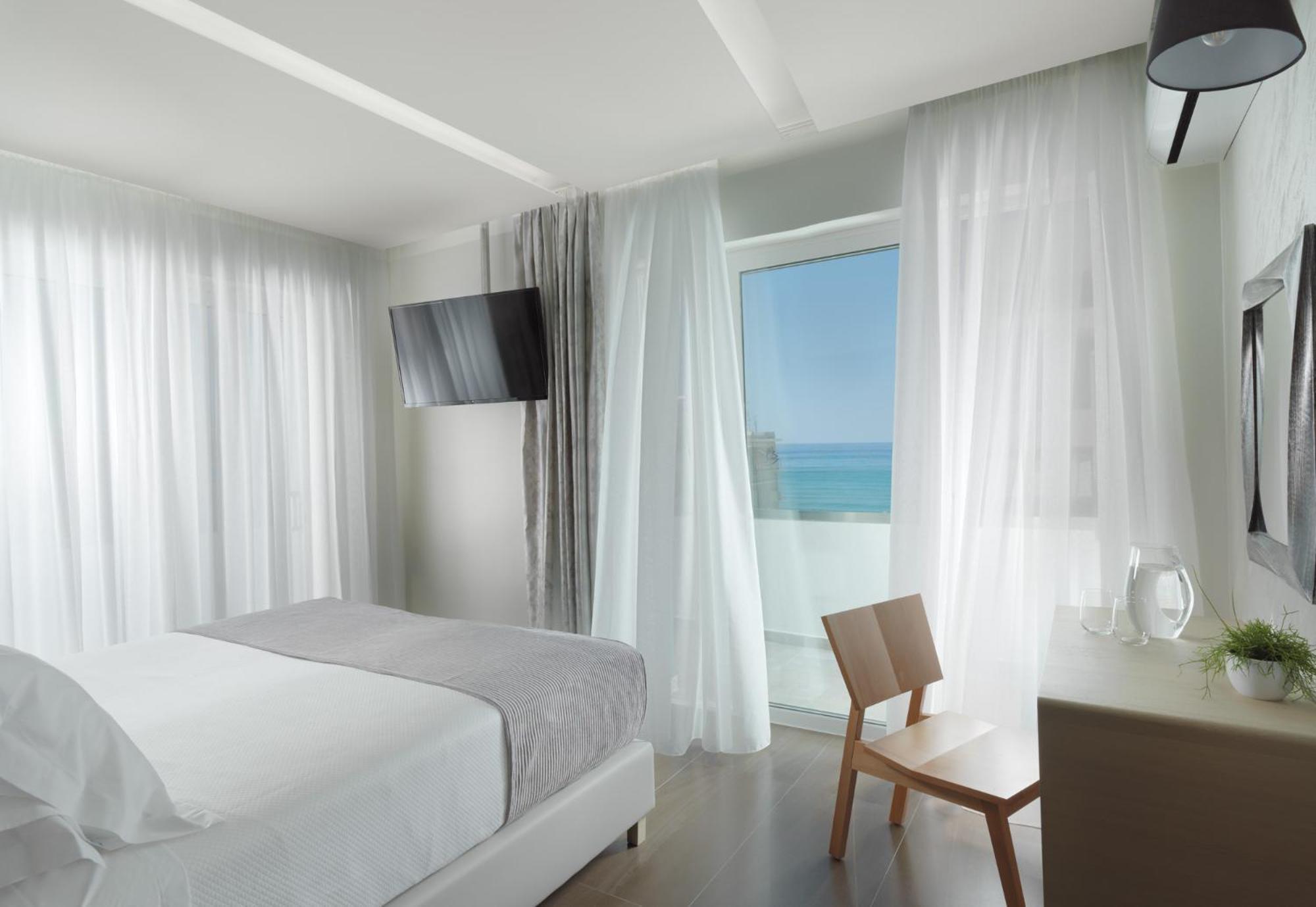 Deluxe Suite Partial Sea View