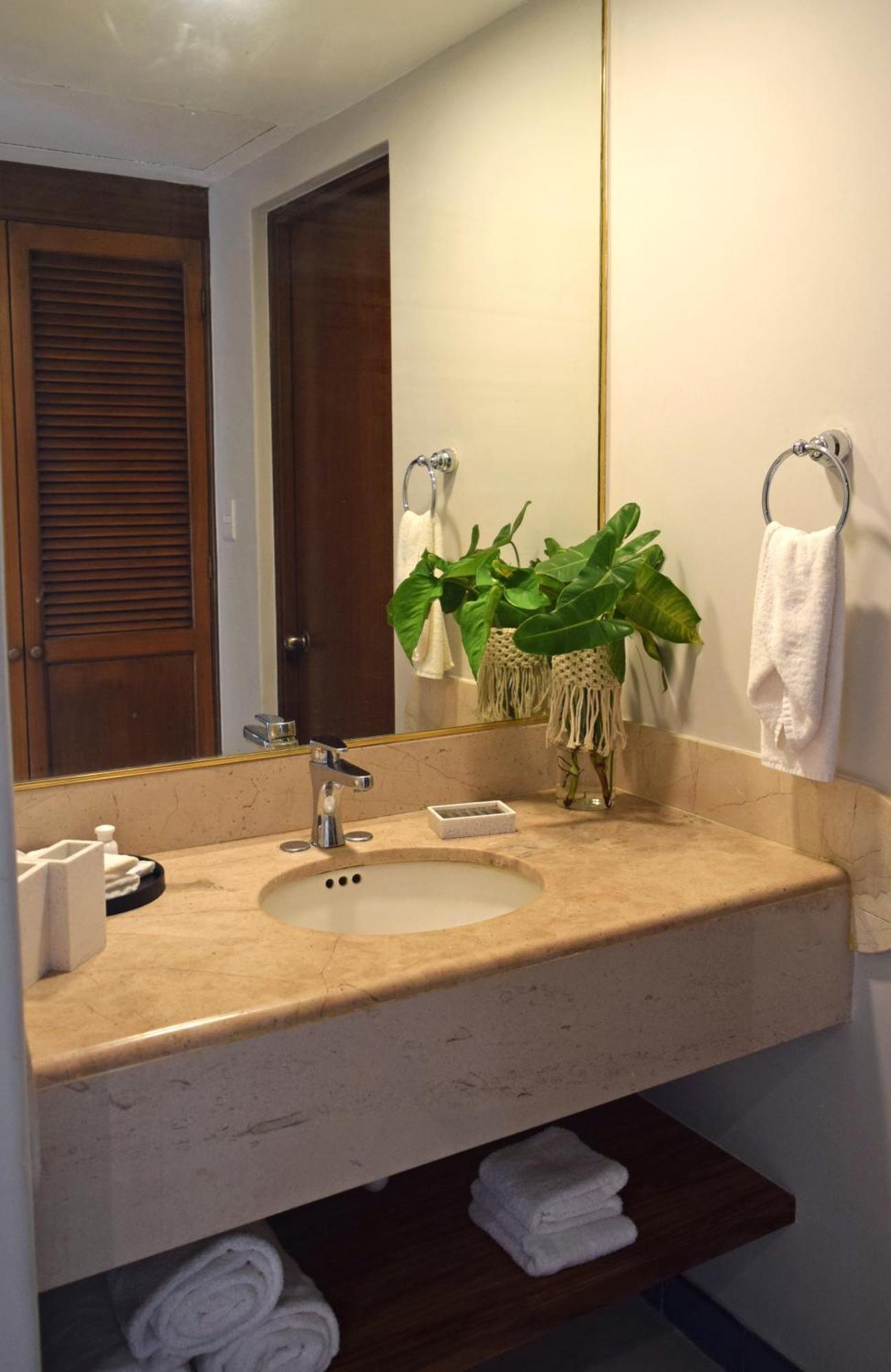 King Suite with Ocean View,1444596355:JPEG