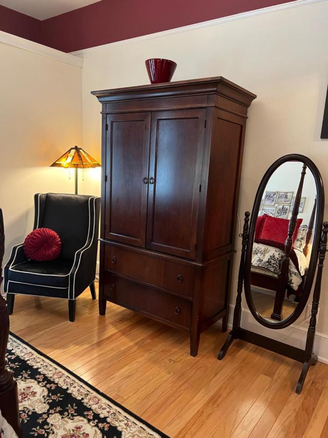 Queen Room,1708312641:JPEG