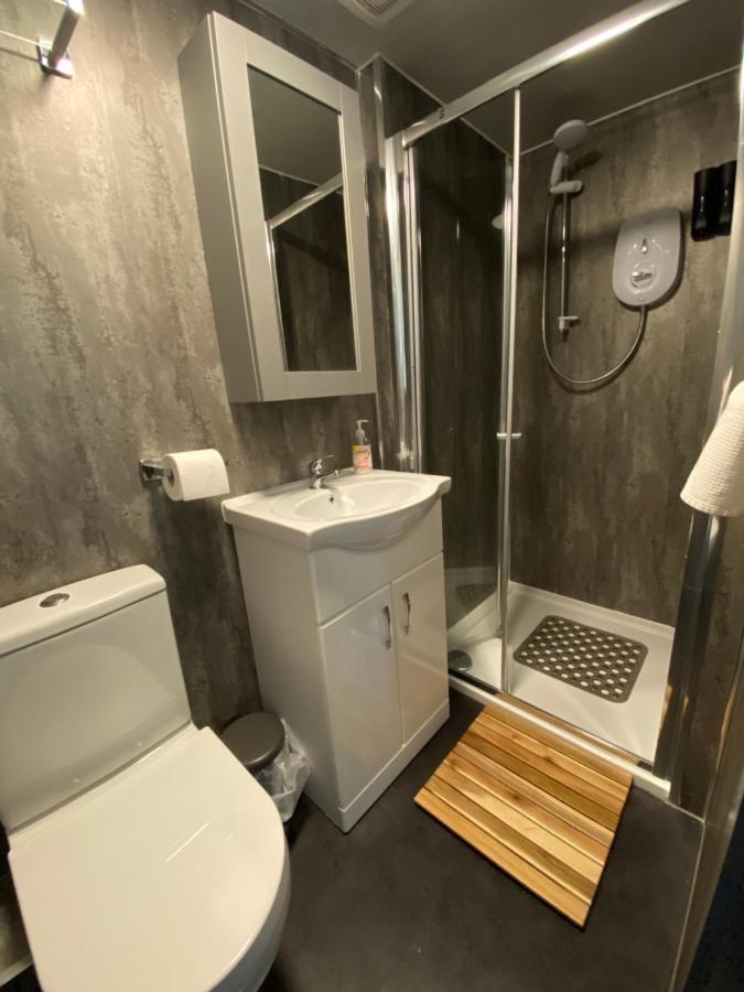Deluxe Twin Room Shower
