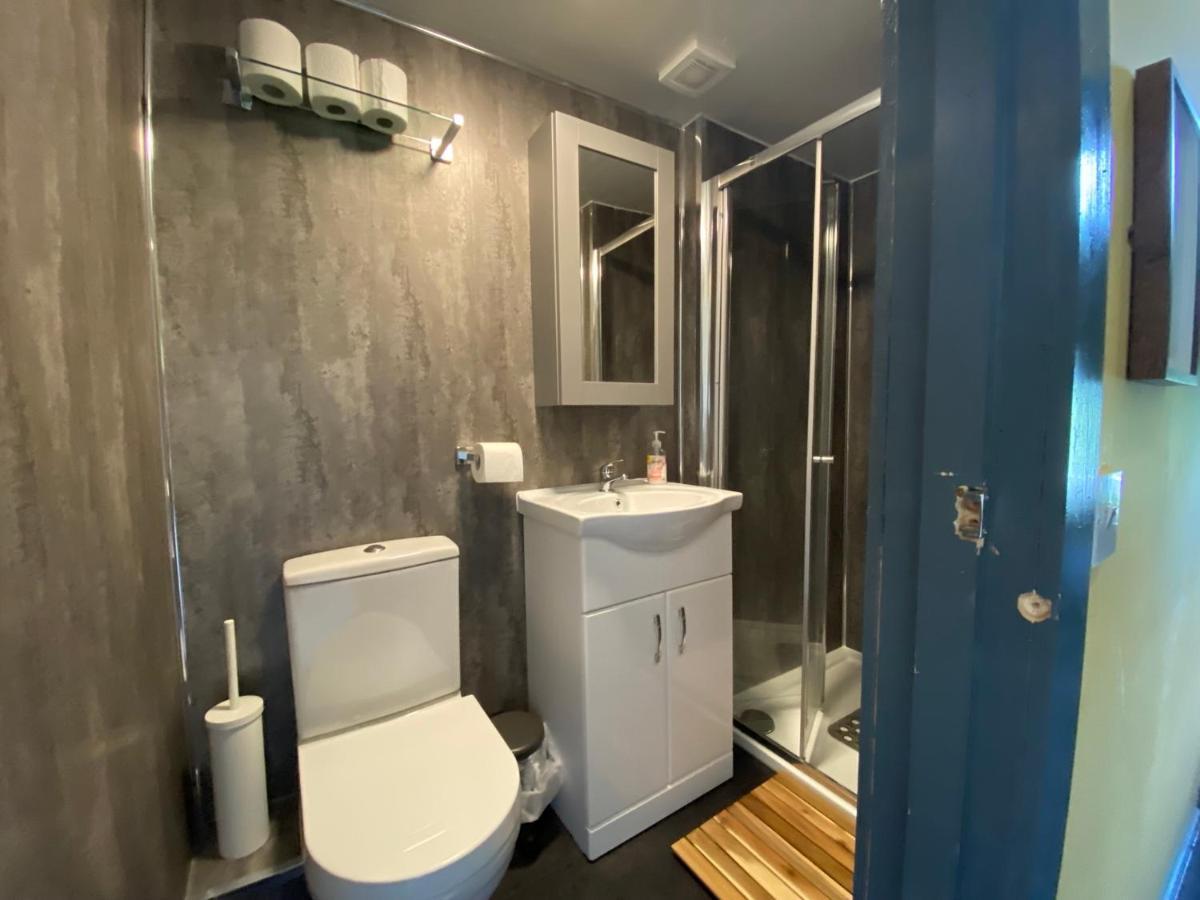 Deluxe Twin Room Shower