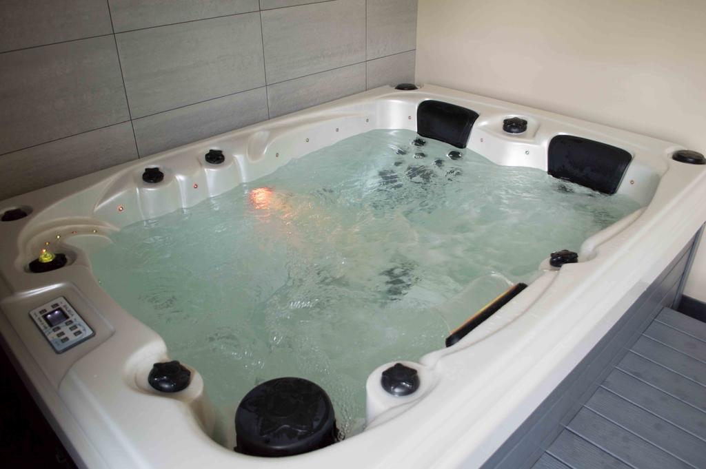Suite Hot Tub,645985941:JPEG