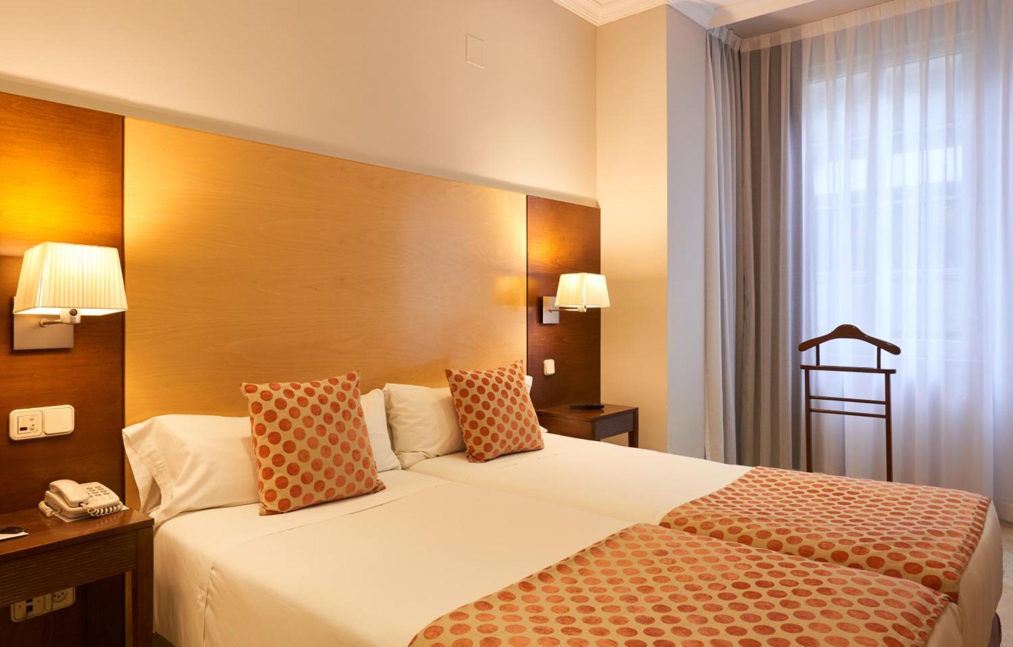 Chambre Triple (2 Adultes & 1 Enfant)