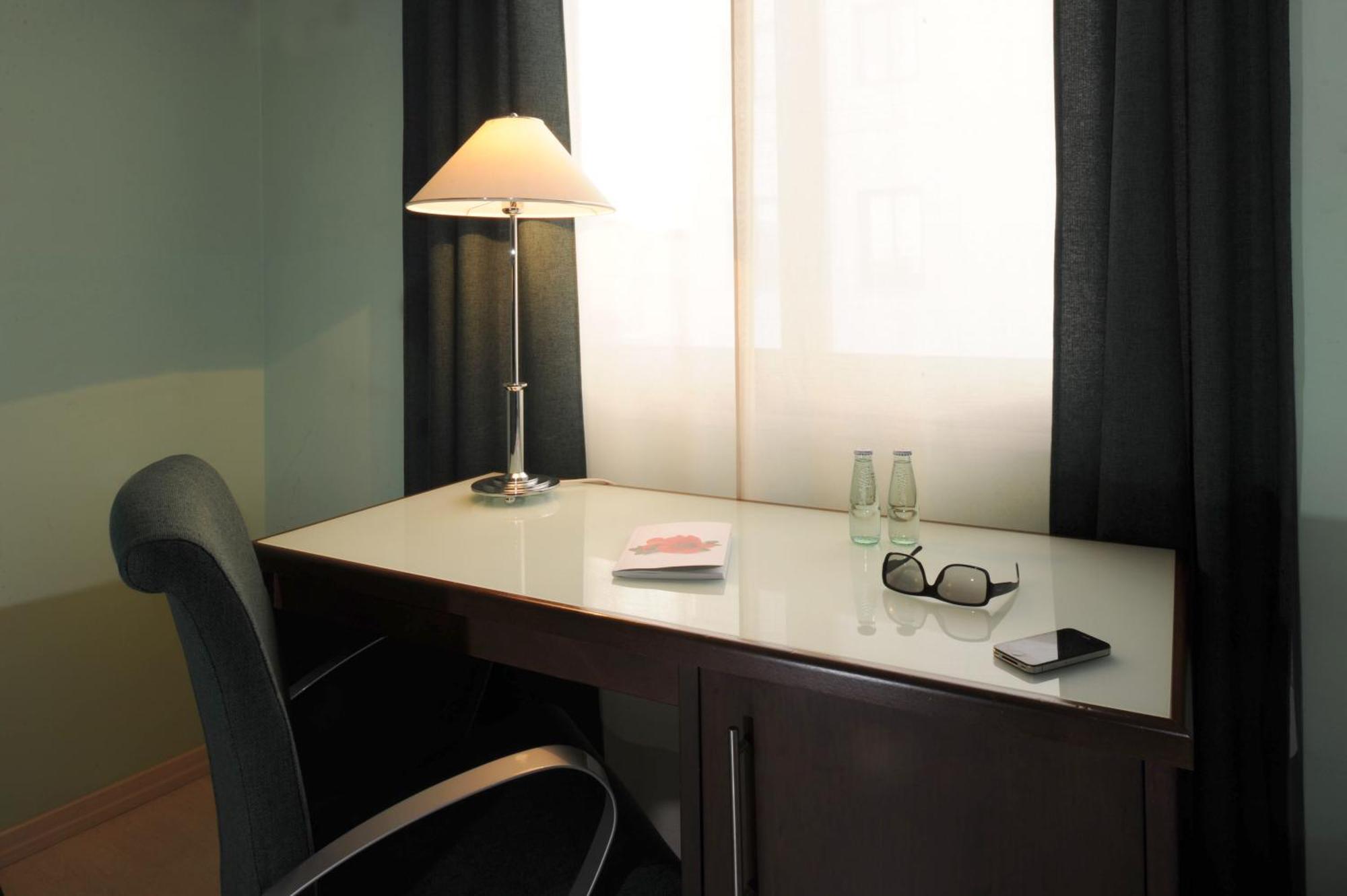 Single Room,779636838:JPEG