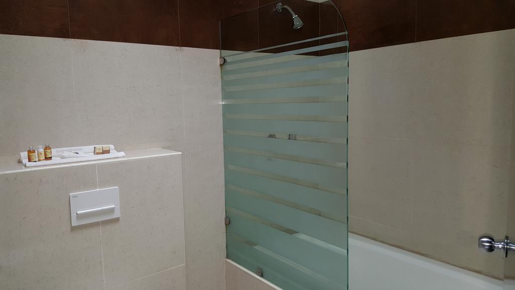 Deluxe Suite Spa Bath