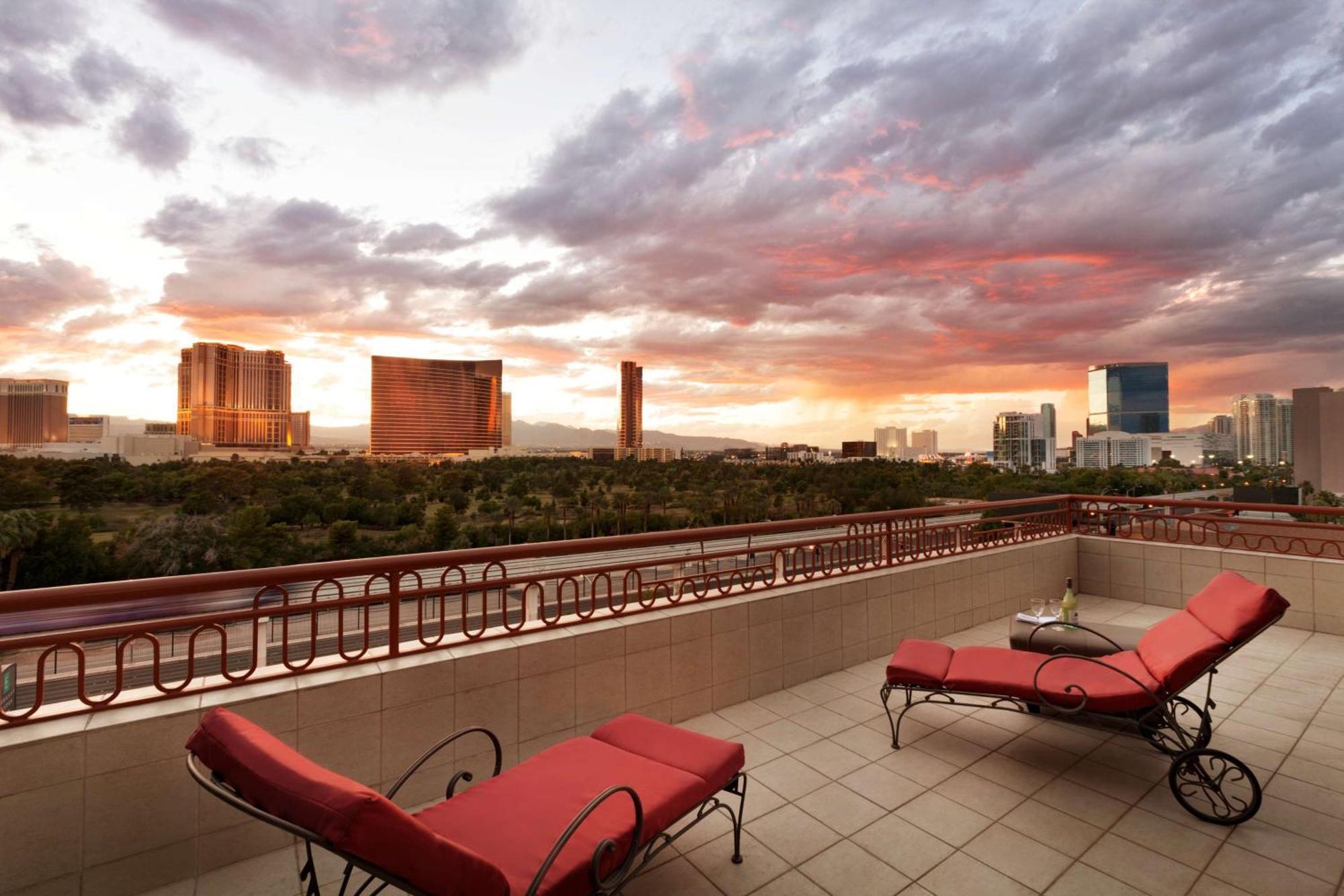 Suite King con dos habitaciones y un balcón grande