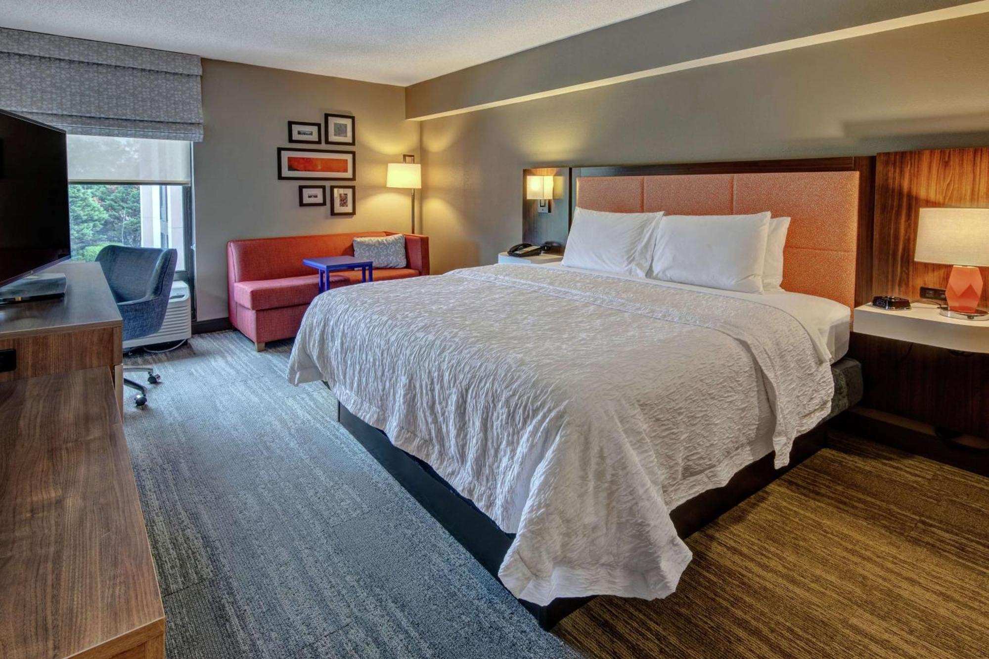 King Room with Pool View - Non-Smoking