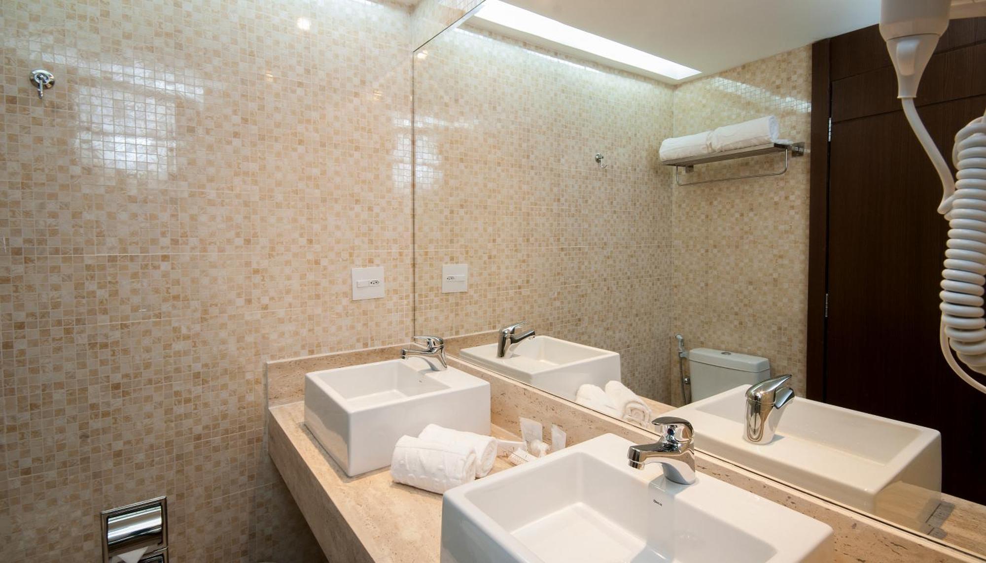 Executive Suite,1277546956:JPEG