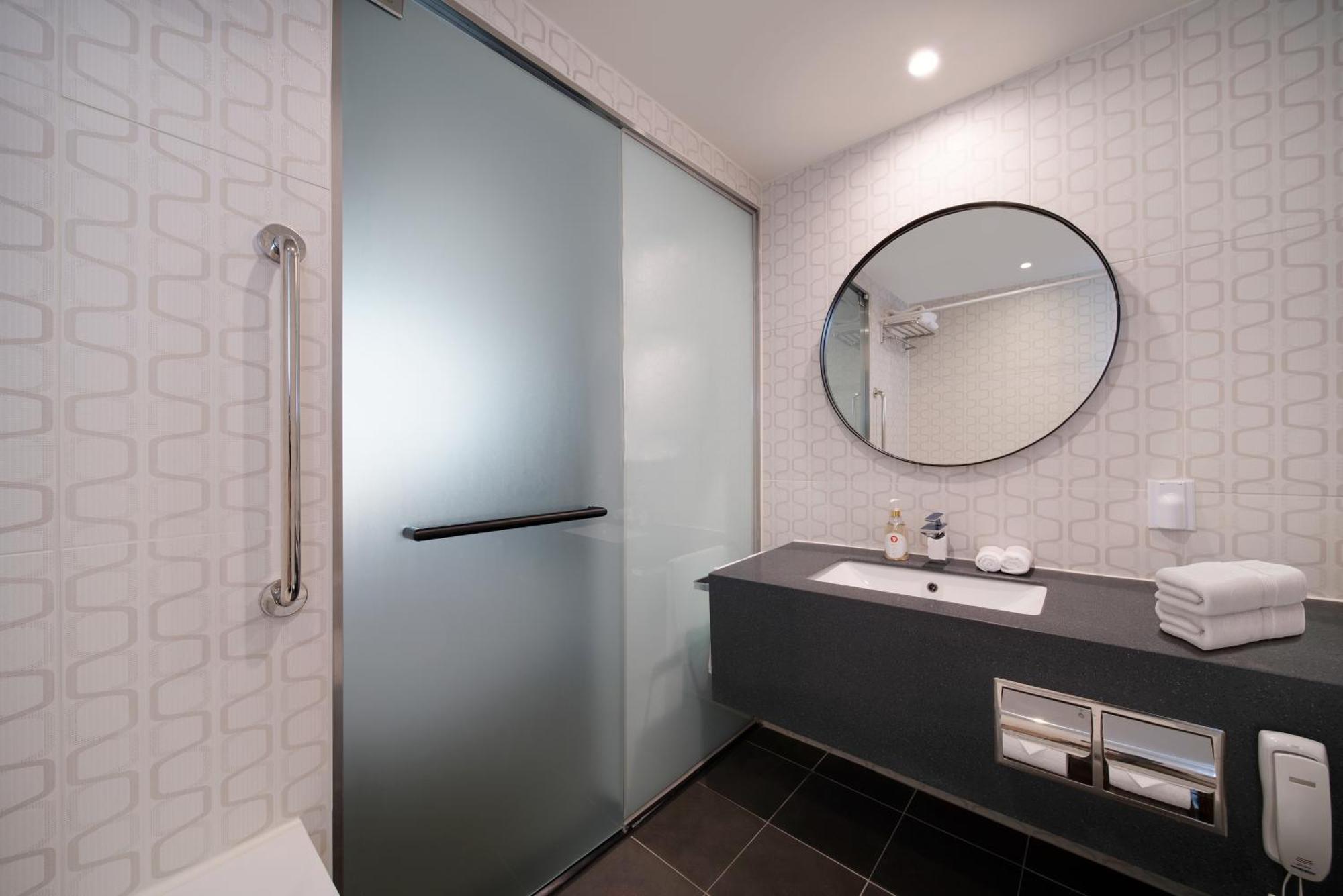 Superior Queen Room Bathtub