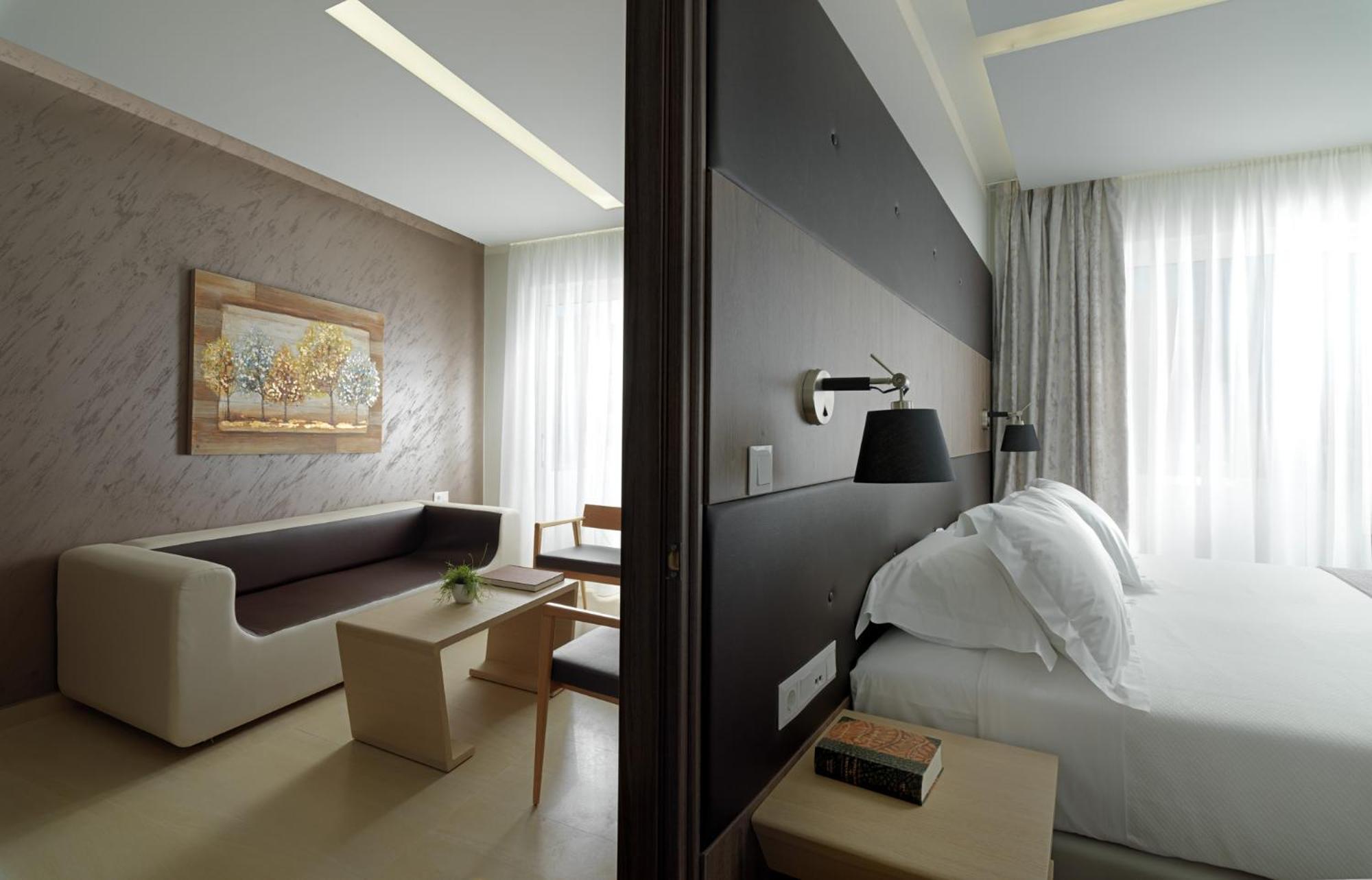 Deluxe Suite Partial Sea View