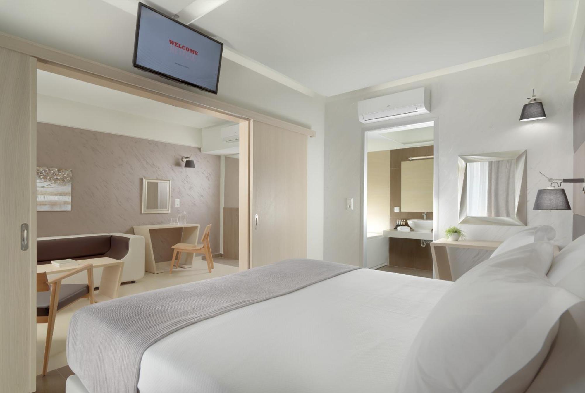 Deluxe Suite Partial Sea View