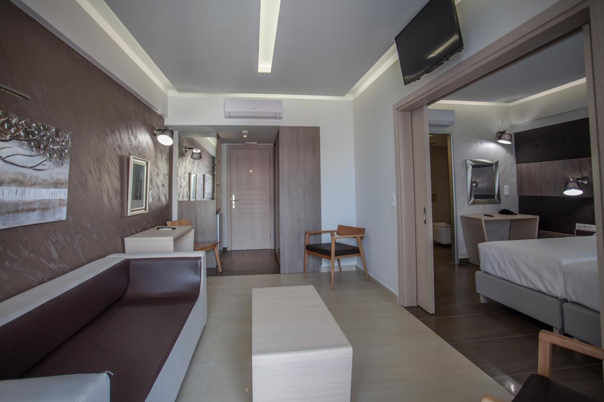 Deluxe Suite Partial Sea View