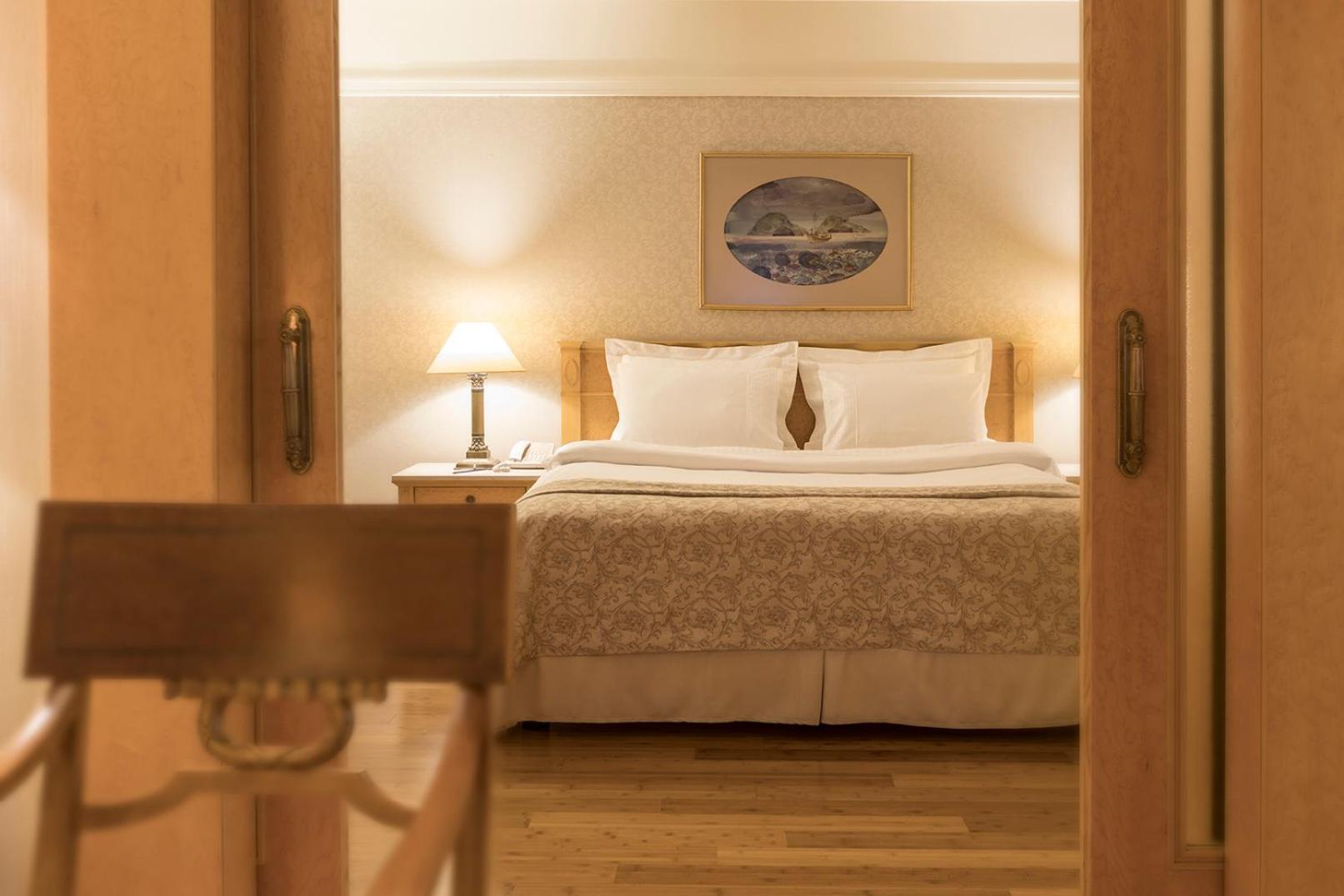 Suite 1 Queen-Size Bed Sofa Bed Two Ways Airport Transfer