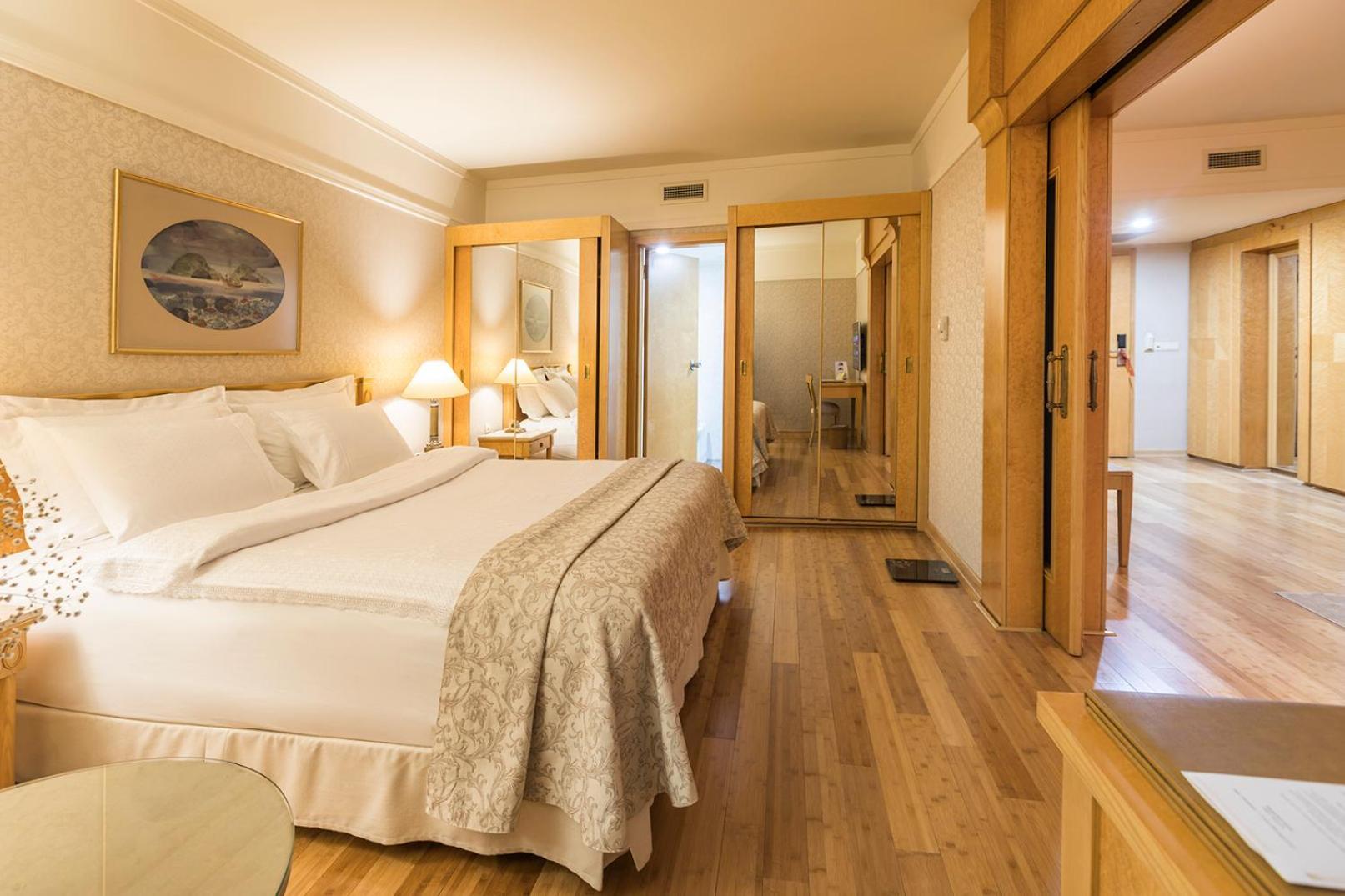 Suite 1 Queen-Size Bed Sofa Bed Two Ways Airport Transfer