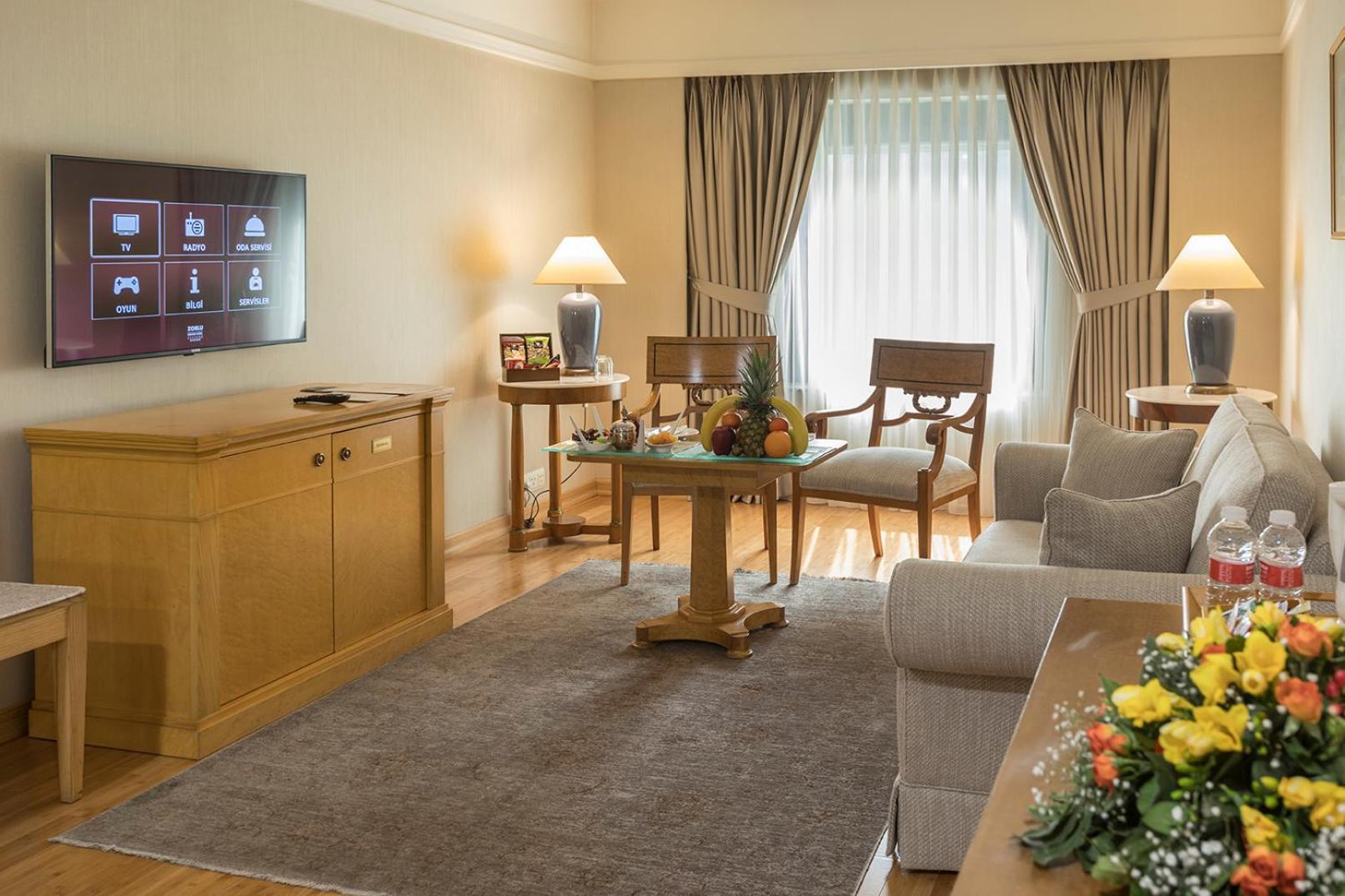 Suite 1 Queen-Size Bed Sofa Bed Two Ways Airport Transfer