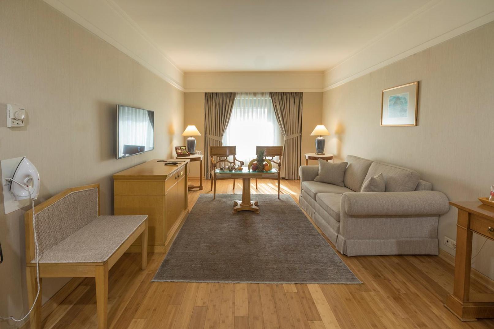 Suite 1 Queen-Size Bed Sofa Bed Two Ways Airport Transfer