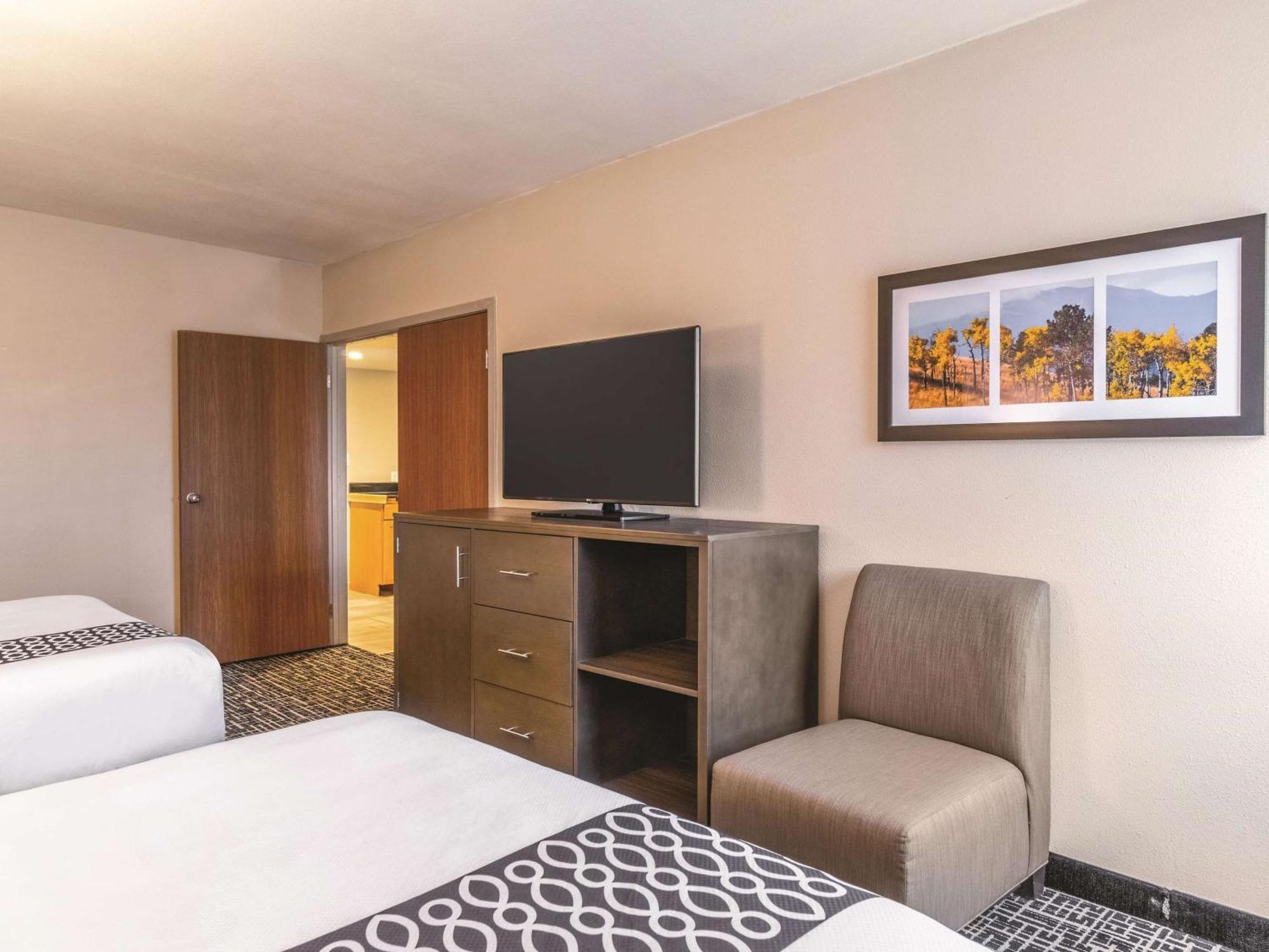 Suite Two Queen Beds View Non-Smoking
