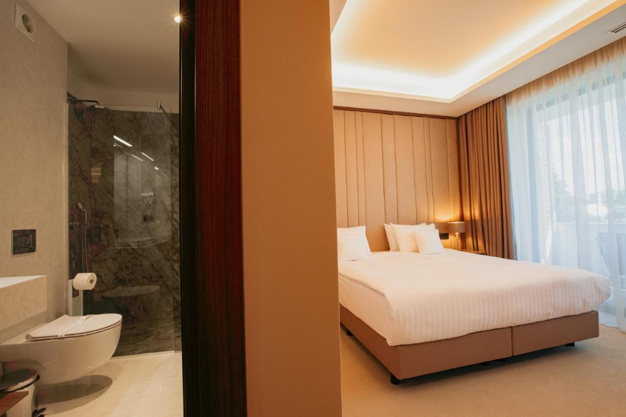 Business Room with Balcony