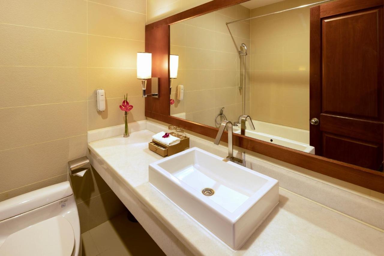 Deluxe Double Window Minibar