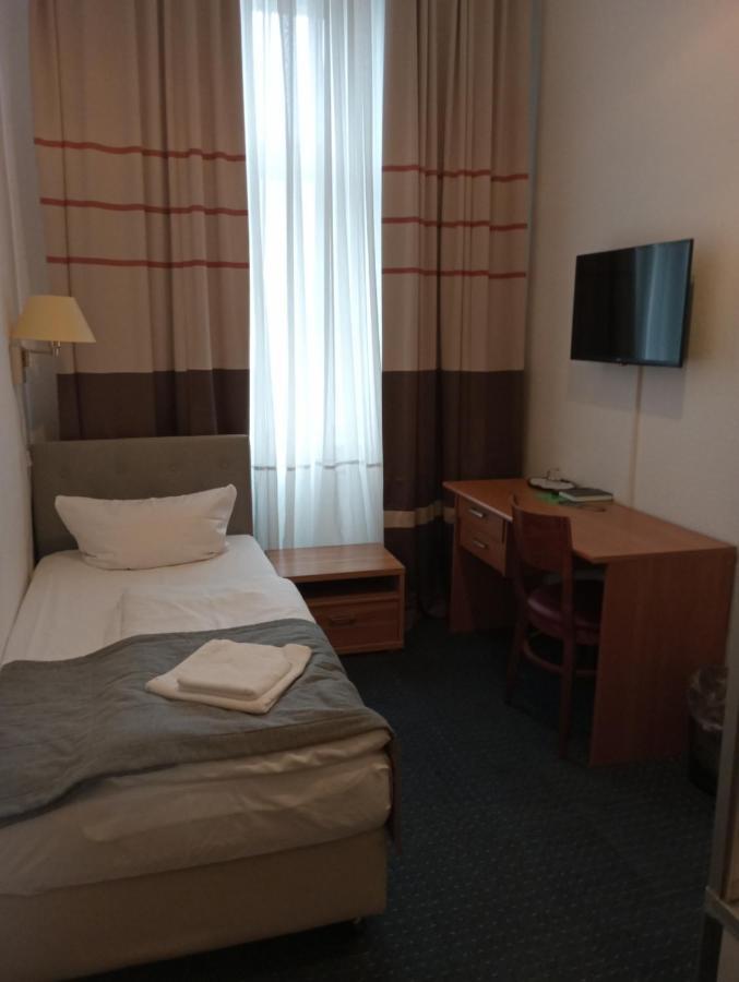 Single Room Private Shower Shared Toilet,1352738572:JPEG