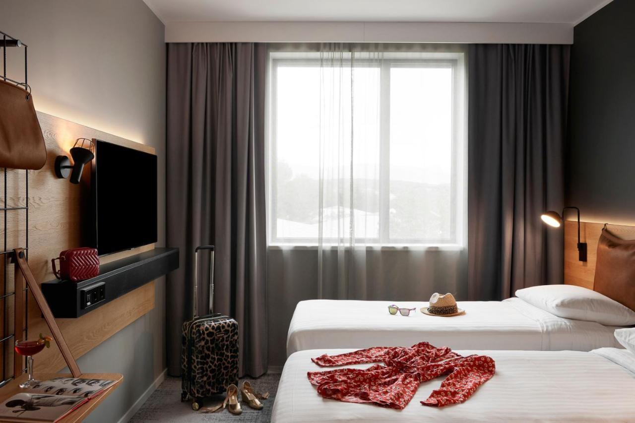 Moxy Twin Room,1634477701:JPEG