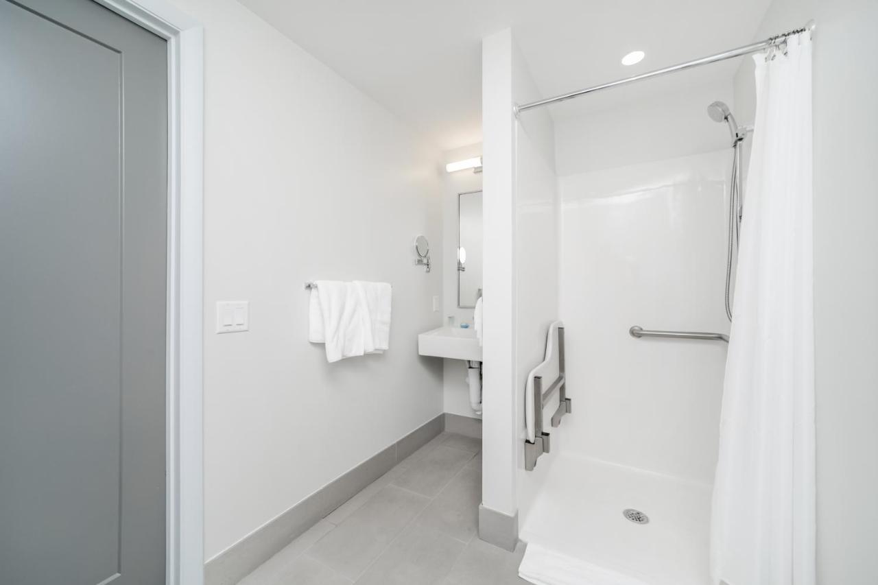 Accessible Room Queen Bed Self Check