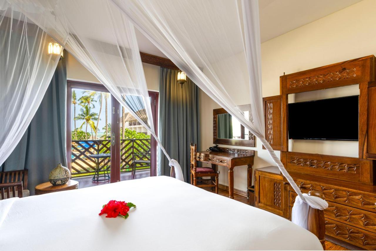 Kamer met Queensize Bed en Gedeeltelijk Uitzicht op de Oceaan