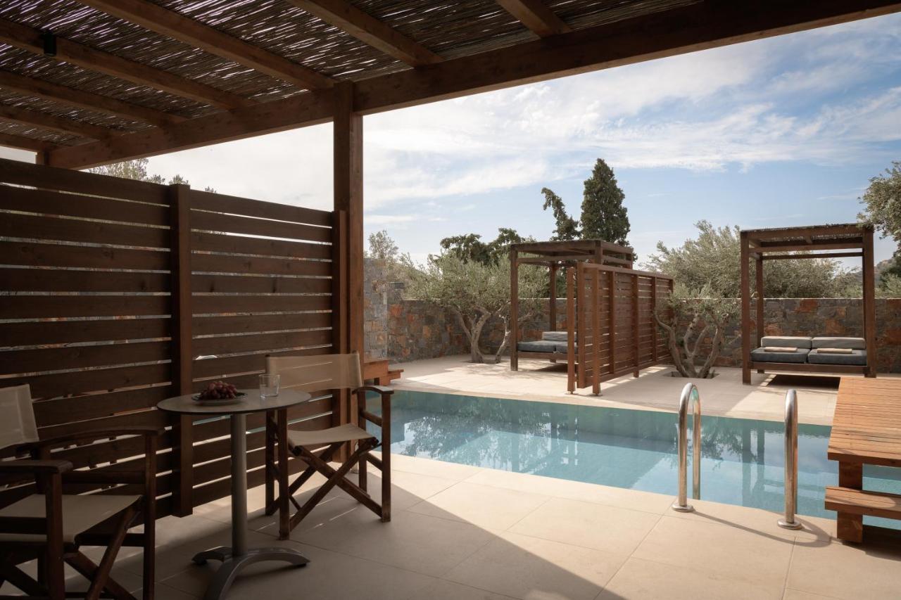 Junior Suite Swim up Mountain & Garden view min Age 8 Years Old