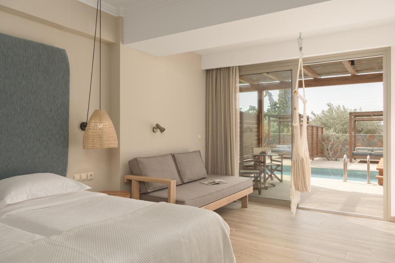 Junior Suite Swim up Mountain & Garden view min Age 8 Years Old