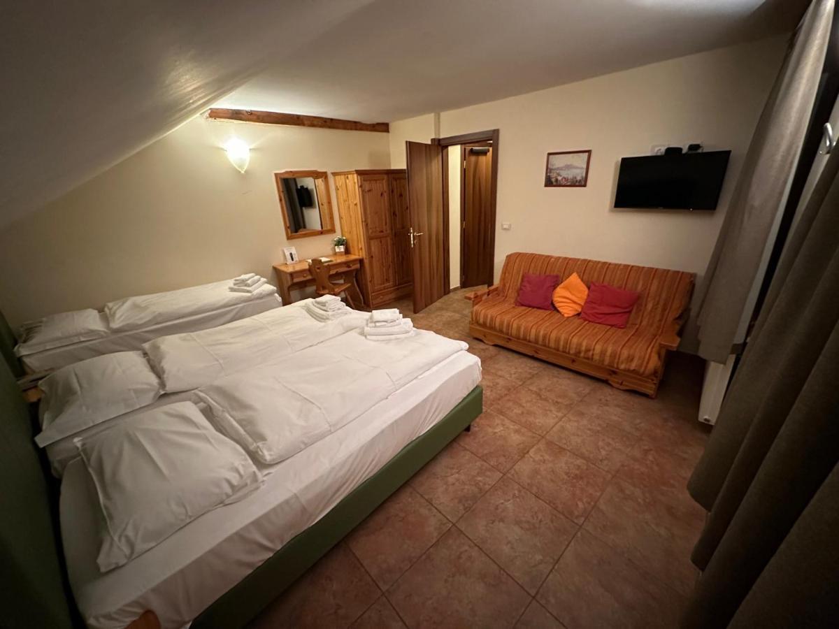 Deluxe Family Room