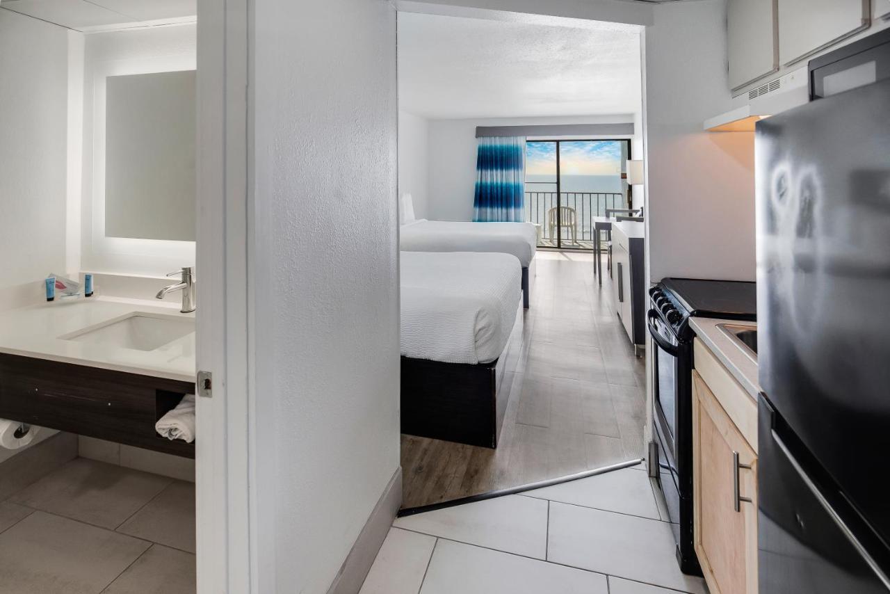Queen Oceanfront View Room Kitchen Non-Smoking