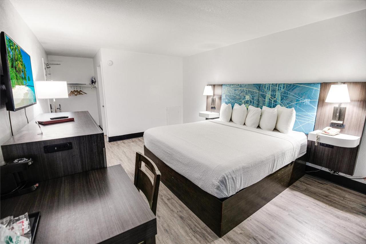 King Room Partial Ocean View Non-Smoking