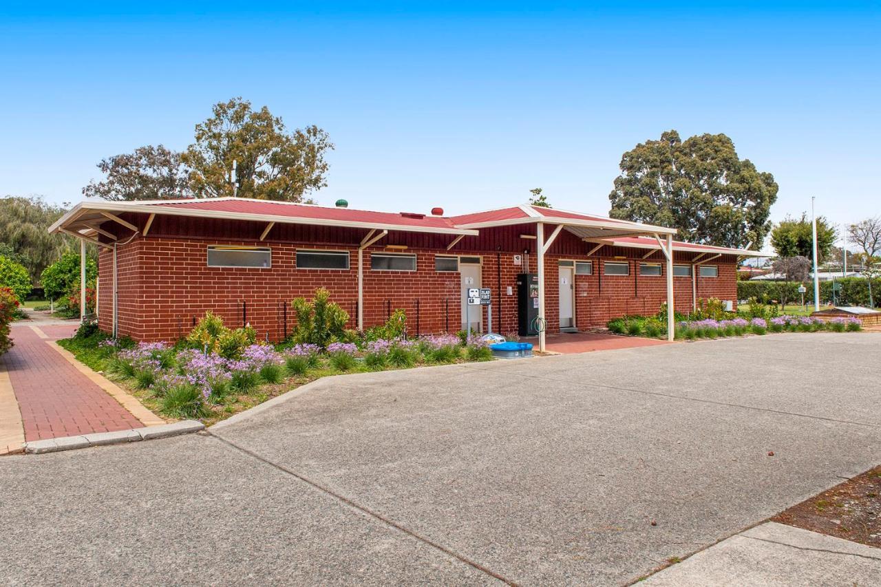 Budget Cabin - Pet Friendly with External Shared Bathroom