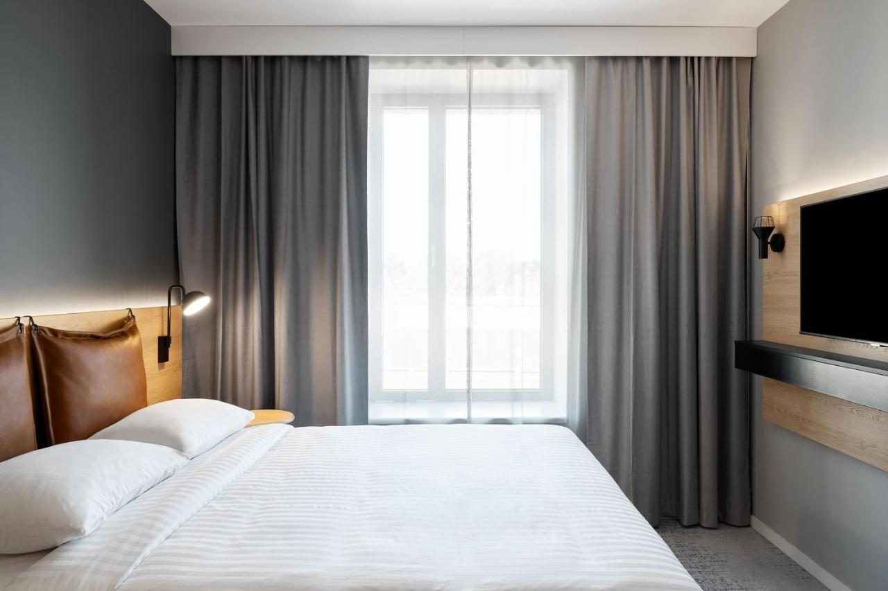 Moxy Queen Room