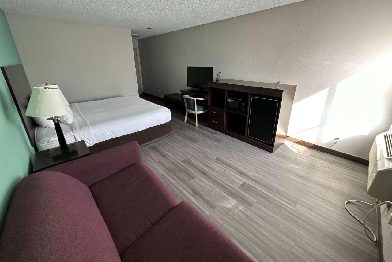 King Room Accessible Roll Shower Non-Smoking Ground Floor