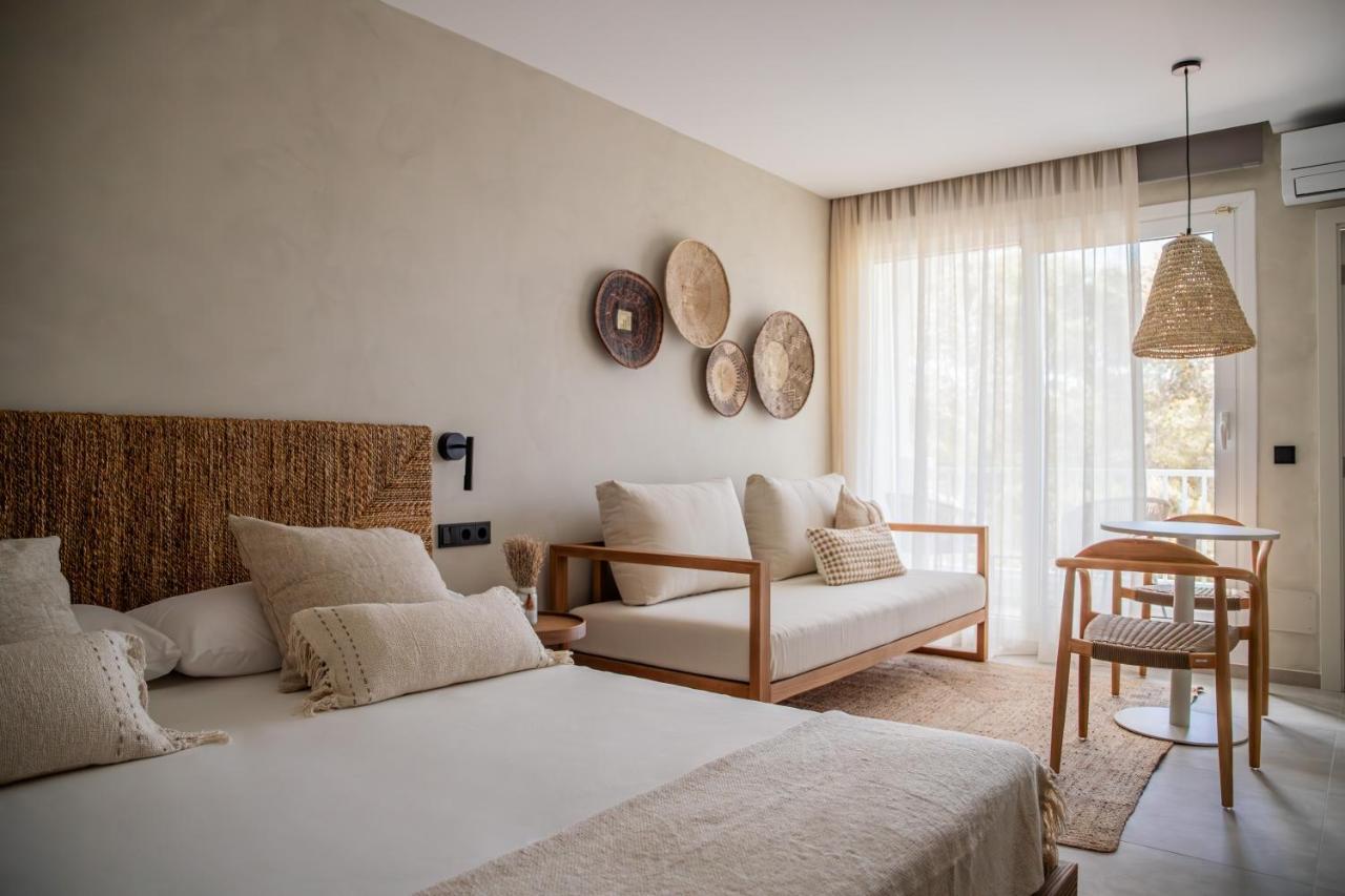 Estudio con cama extragrande y sofá cama